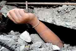 Довготривале здавлення постраждалого під час обвалу будинку. Перша допомога.